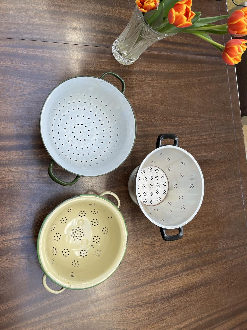 Drie mooie retro Vergieten/ vergiet