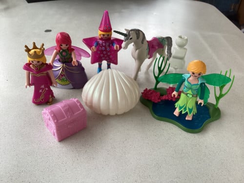 Verschillende Playmobil poppetjes met toebehoren en een eenhoorn.