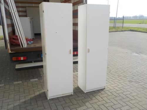 2 stevige wat ouder model legkasten met veel legplanken setprijs 55 euro