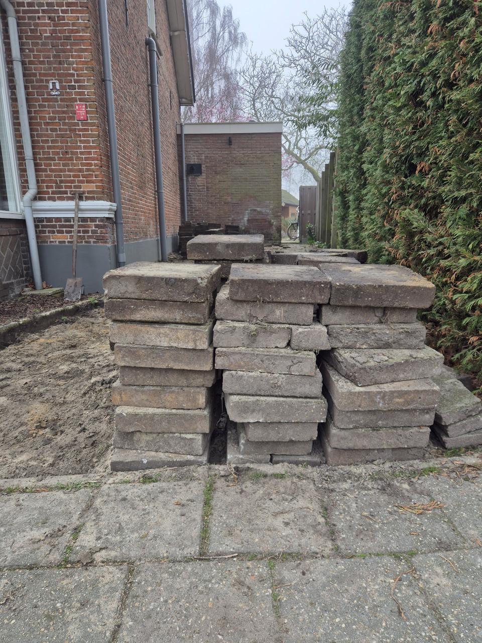 Oprijlaan/terras tegels 30x30x7 cm.