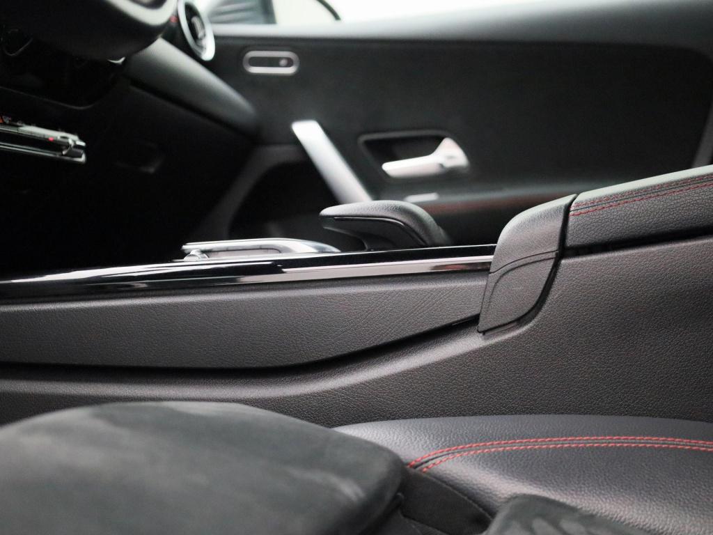 Mercedes-Benz A-Klasse 180 business solution amg | automaat | panorama dak 