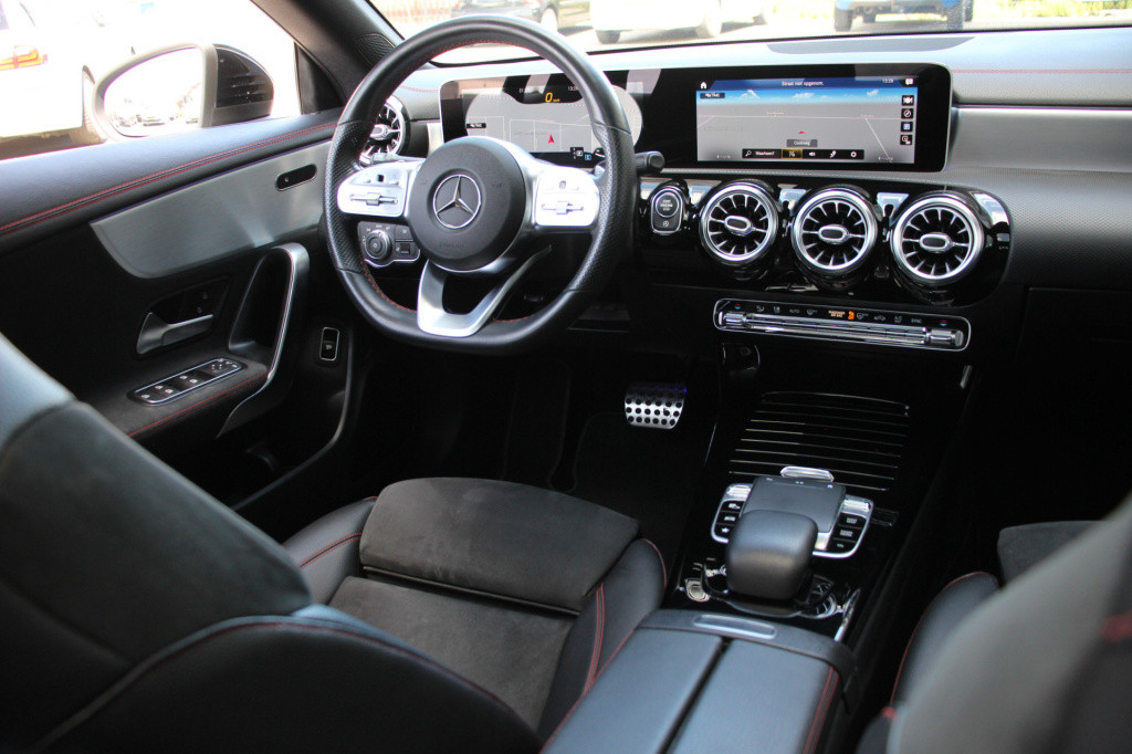 Mercedes-Benz Cla 180 amg | night pakket | pano | sfeerverlichting | camera