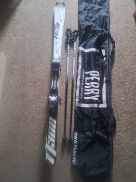 Complete ski-set! Head ski’s (156 cm) + Leki stokken (115 cm) – €75,-