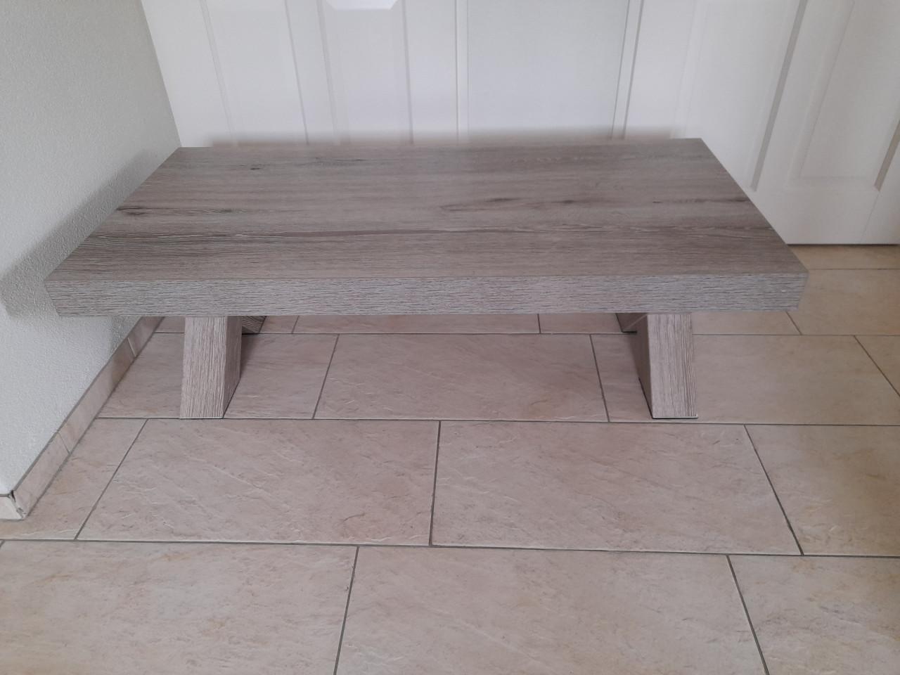 Prachtige salon tafel 68 x 135 x 44H (z.g.a.n.)  Materiaal : Melamine