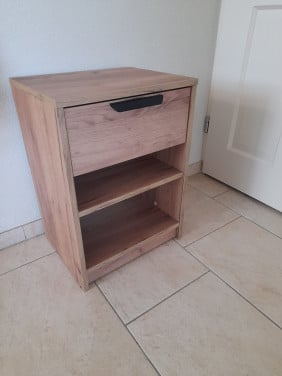 Nachtkastje 41 x 32 x 57H (in goede staat )