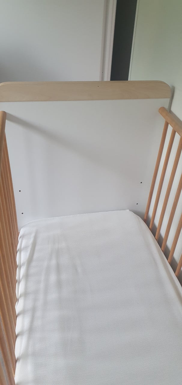 Ledikantje. lengte 120 cm, breedte 60 cm, hoogte 80 cm