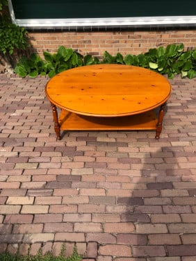 Houten ronde salontafel.