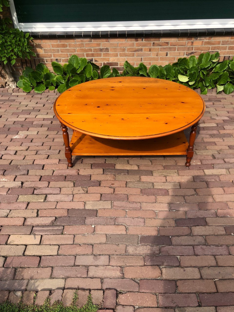 Houten ronde salontafel.