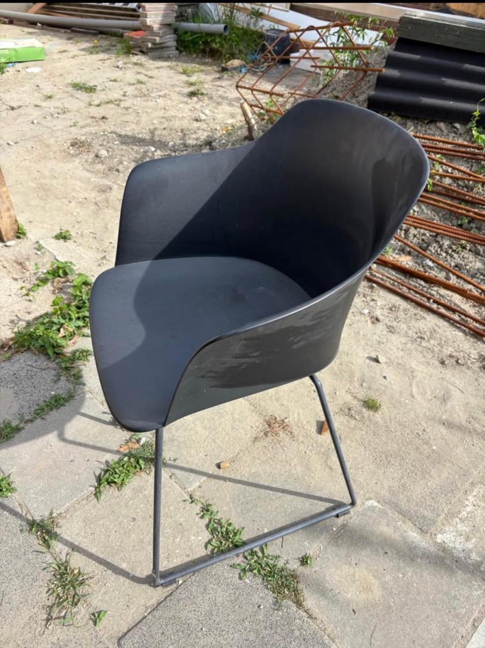 Drie zwarte kuipstoelen te koop