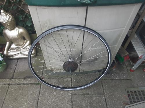 28 inch shimano achterwiel, 8 speed cassette, uitvalnaaf