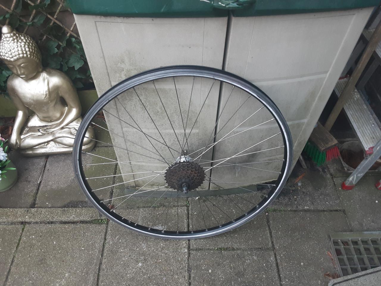 28 inch shimano achterwiel, 8 speed cassette, uitvalnaaf