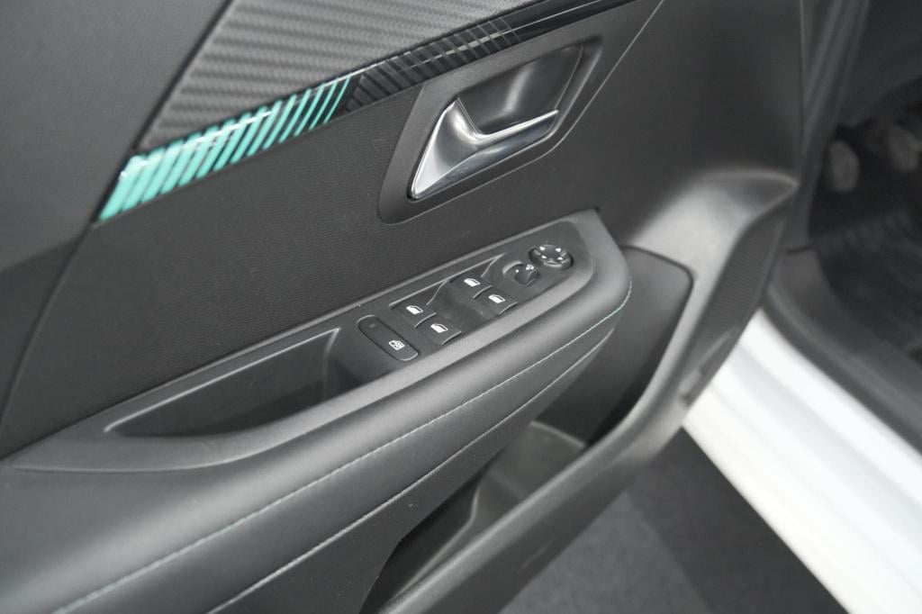 Peugeot 208 puretech 100 pk allure | apple carplay | parkeersensoren | lich