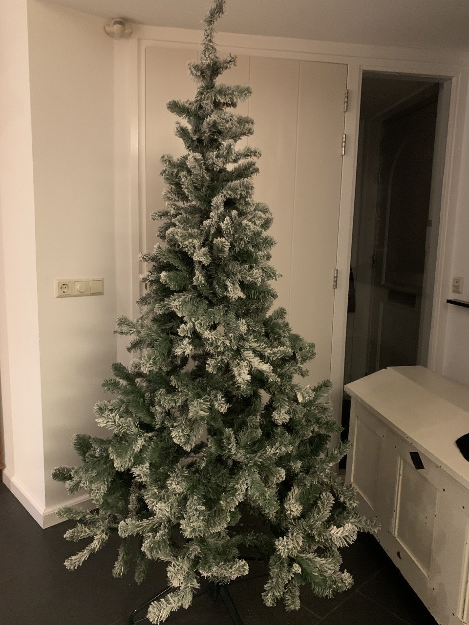 Kerstboom  met sneeuw 2.15 m. Intratuin