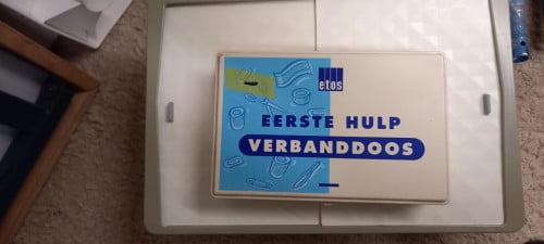 Medicijn kastje met verbanddoos