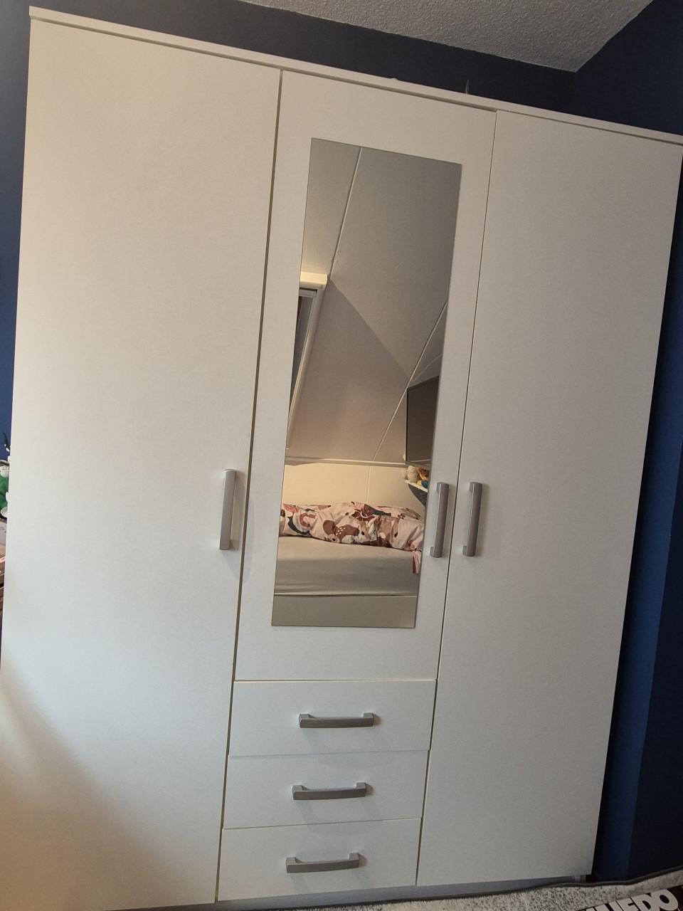 Kledingkast met drie deuren Ysk 151×200 cm