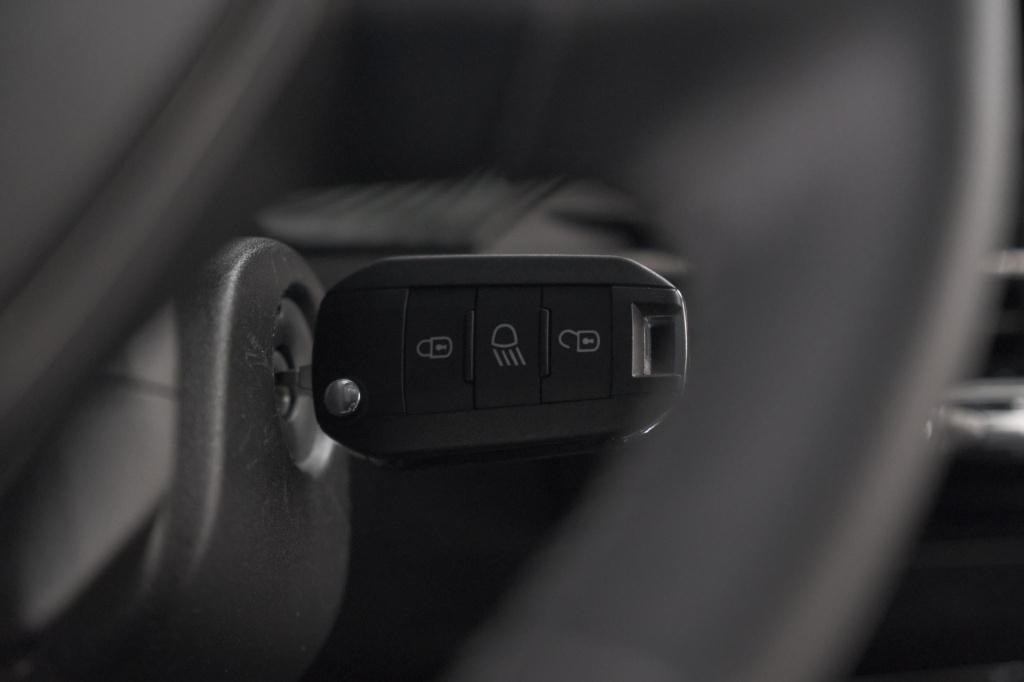 Peugeot 208 puretech 100 allure | gris selenium | apple carplay | parkeerse