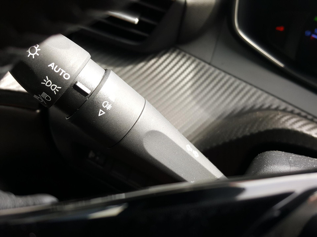 Peugeot 2008 allure 1.2 puretech 100pk navigatie | achteruitrijcamera | app