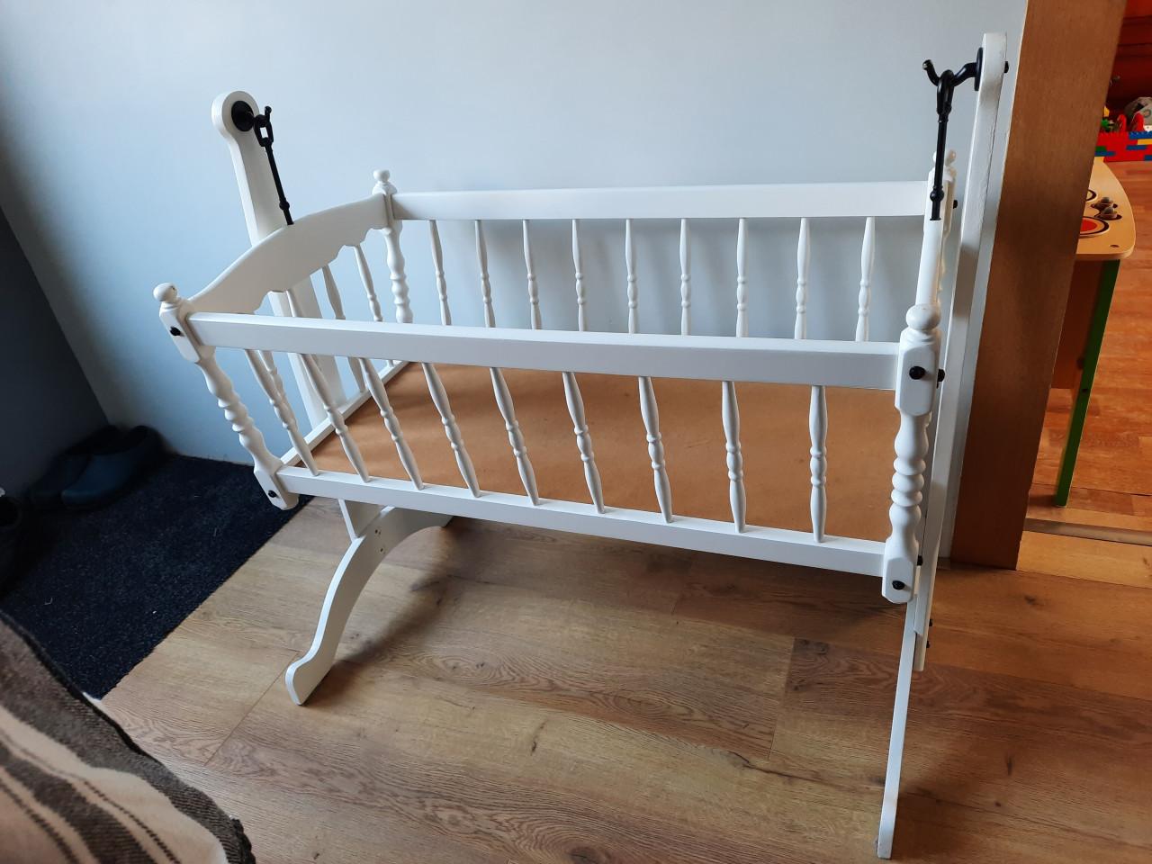 Mooie schommelwieg 90cm met bijna nieuw matras.