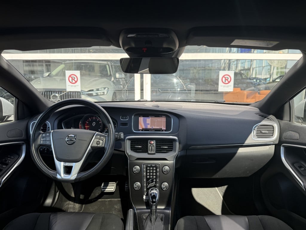 Volvo V40 t3 153pk aut6 polar+ sport| panodak| camera| h&k sound| keyless|