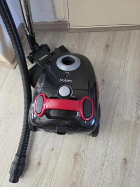 Stofzuiger in zeer goed staat en goed werkend -met stofzak-800W