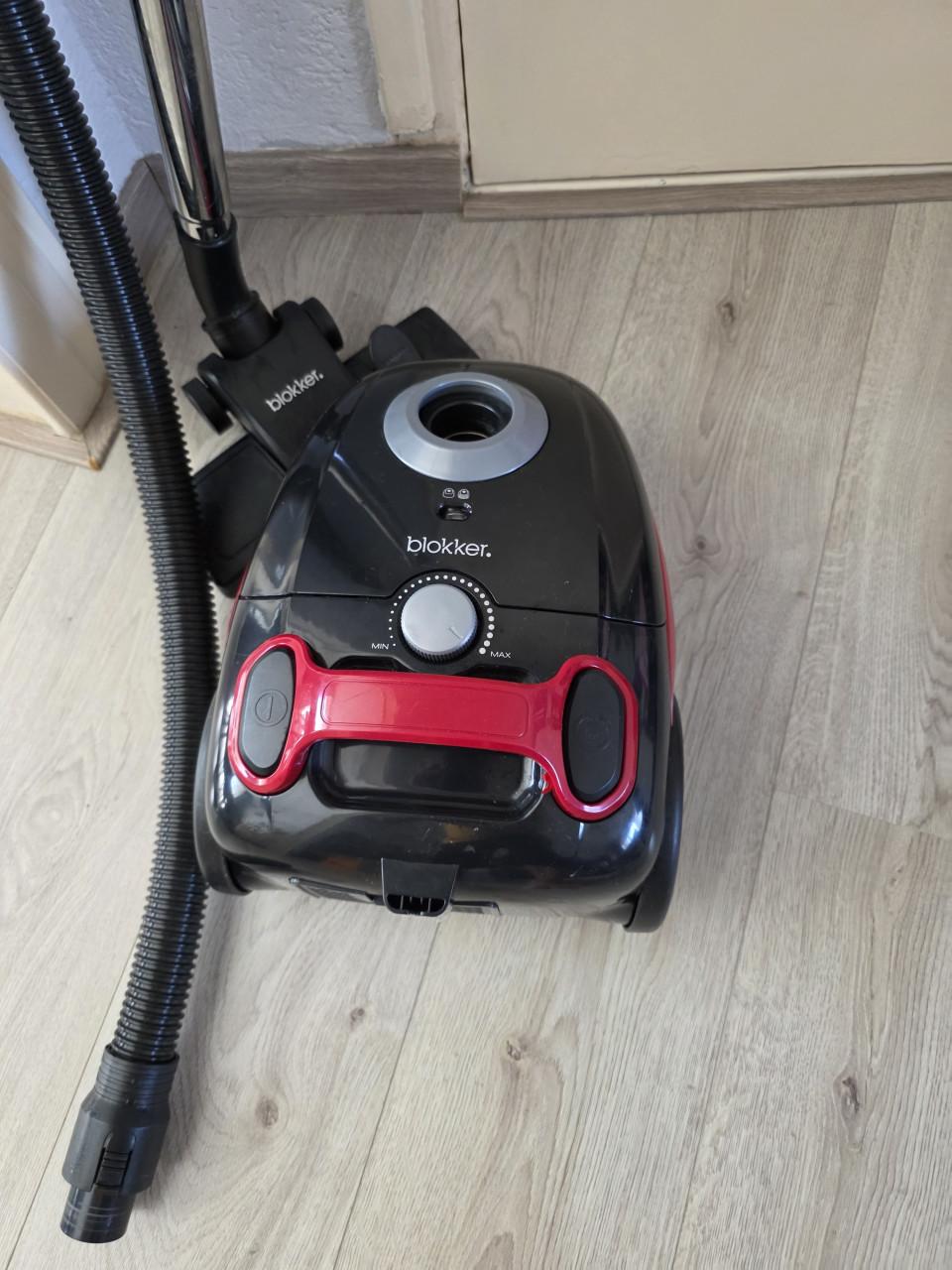 Stofzuiger in zeer goed staat en goed werkend -met stofzak-800W