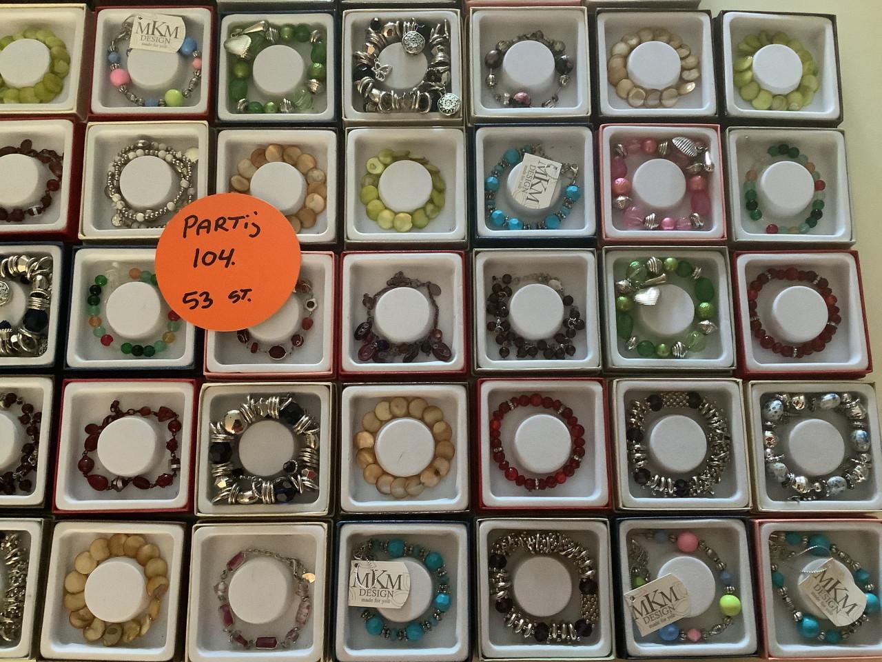 Partij leuke armbandjes in mooi verkoop doosje. ( partij 104)