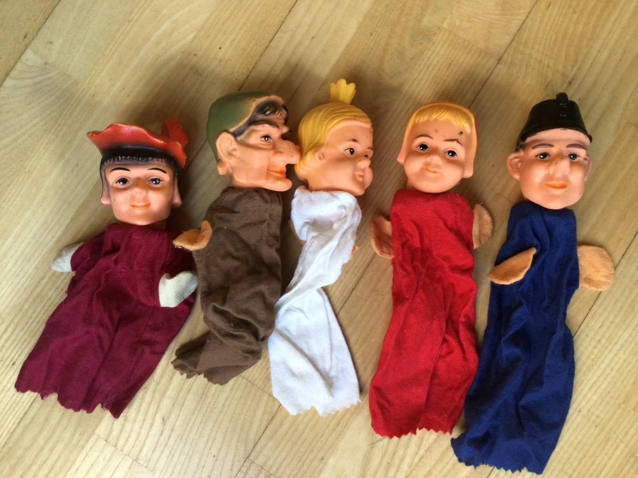 Vintage poppenkast met poppen