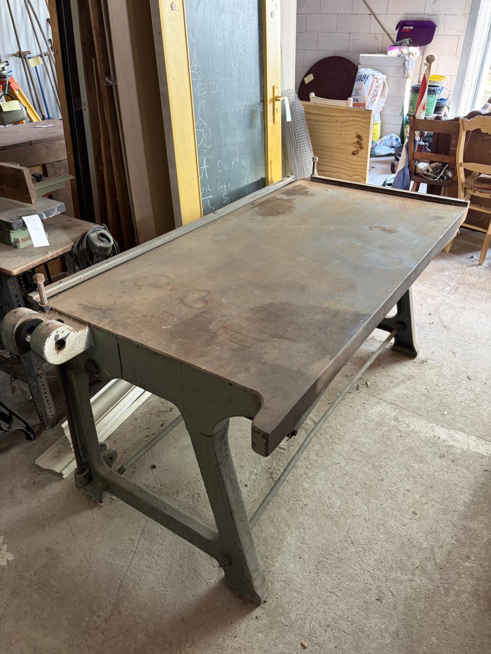 Mooie werktafel van gietijzer