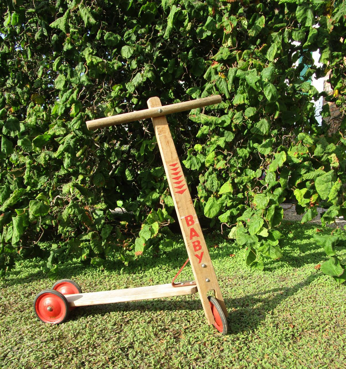 Vintage houten 3 wiel stepje van het merk Baby.