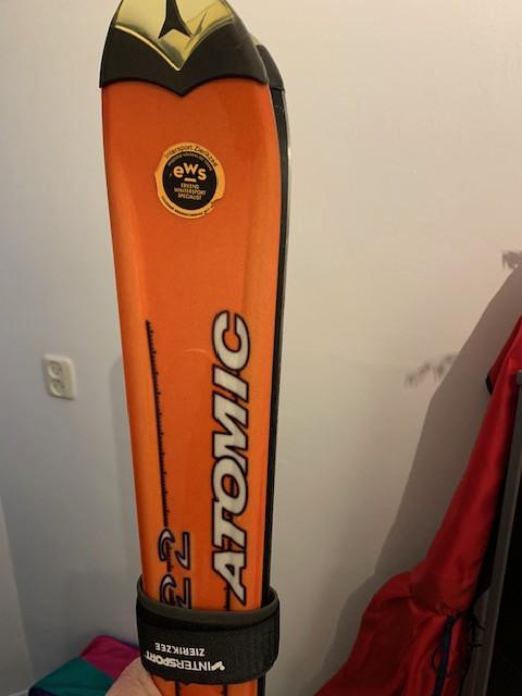 Carve Atomic skies met tas en schoenen