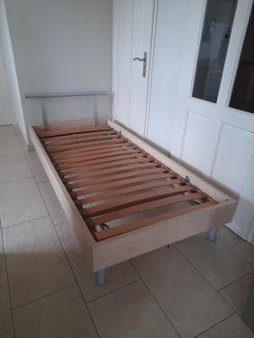 1 Persoons bed 90 x 200  met verstelbare lattenbodem (in goede nette staat