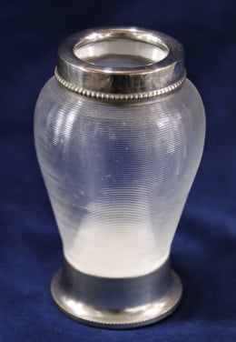 Antiek Fries glazen vaasje ( Draaitjes glas )