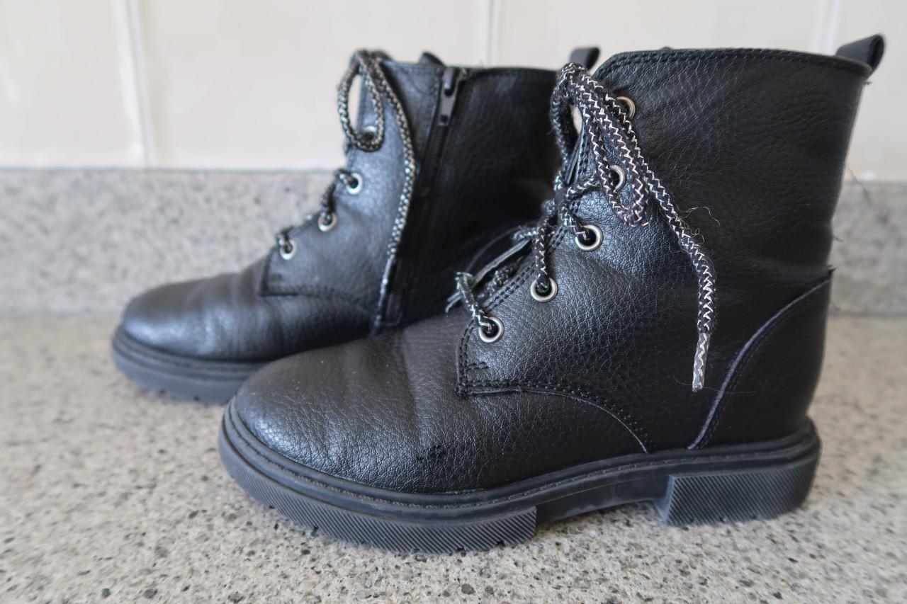 Kinderlaarsjes/veterboot, in prima staat, zwart met ritsje in maat 30.