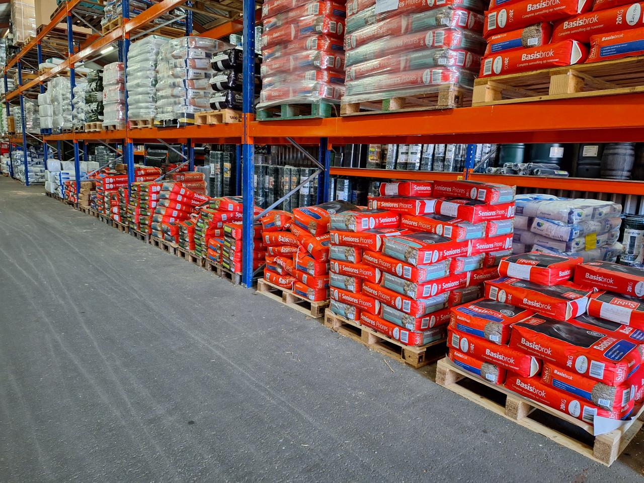 Paardenvoeders en stalbedekking