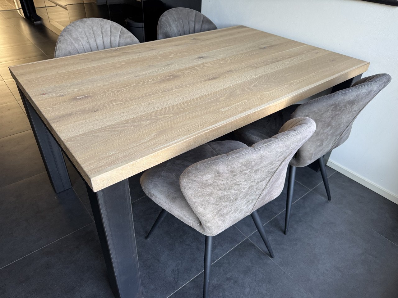 Massief eikenhouten eettafel inclusief stoelen