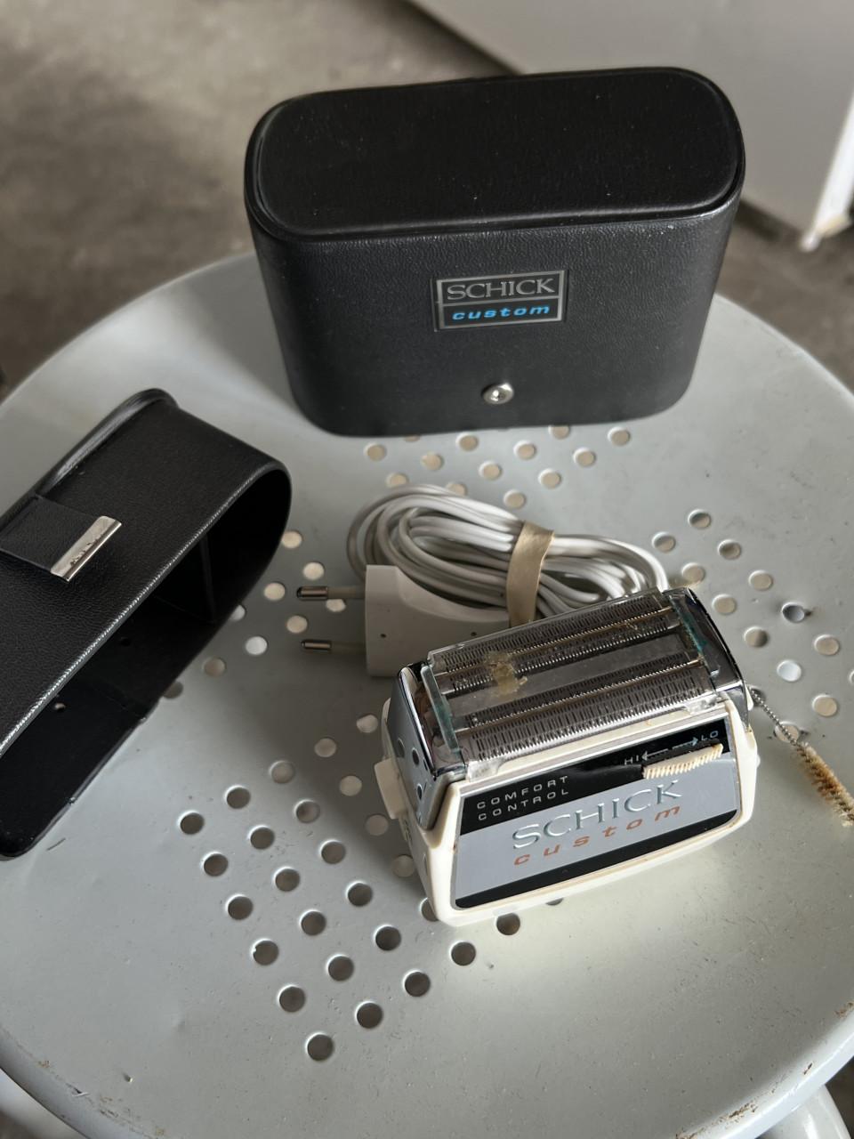 Vintage Schick elektrisch scheerapparaat model 209 complete set.