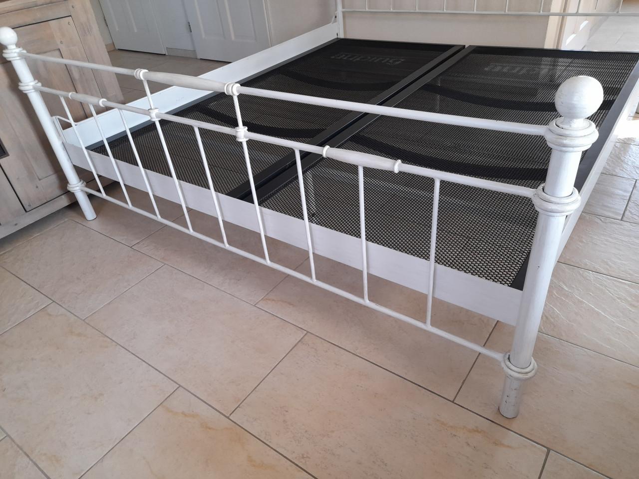 Stevig 2 Persoons bed 180 x 200 met Auping spiralen (in goede nette staat )