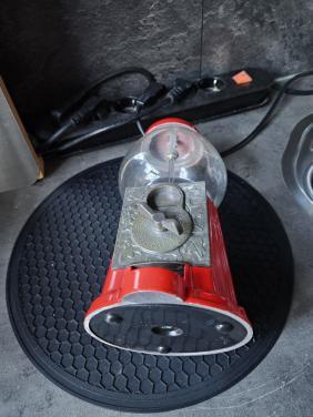 Vintage kauwgomballenautomaat van metaal en glazen bol