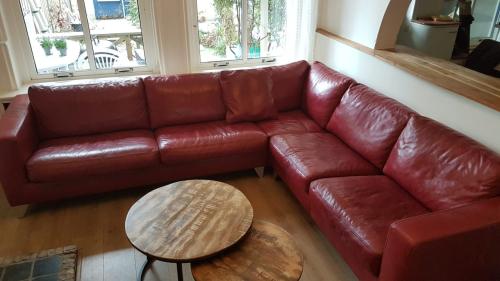 Zeer mooie Machalke designhoekbank in bordeauxrood leer