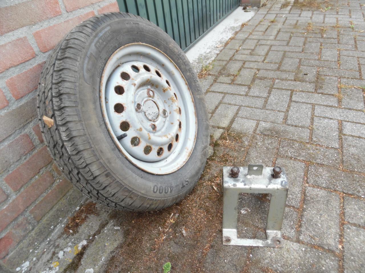 Reservewiel aanhanger met bevestigingssteun