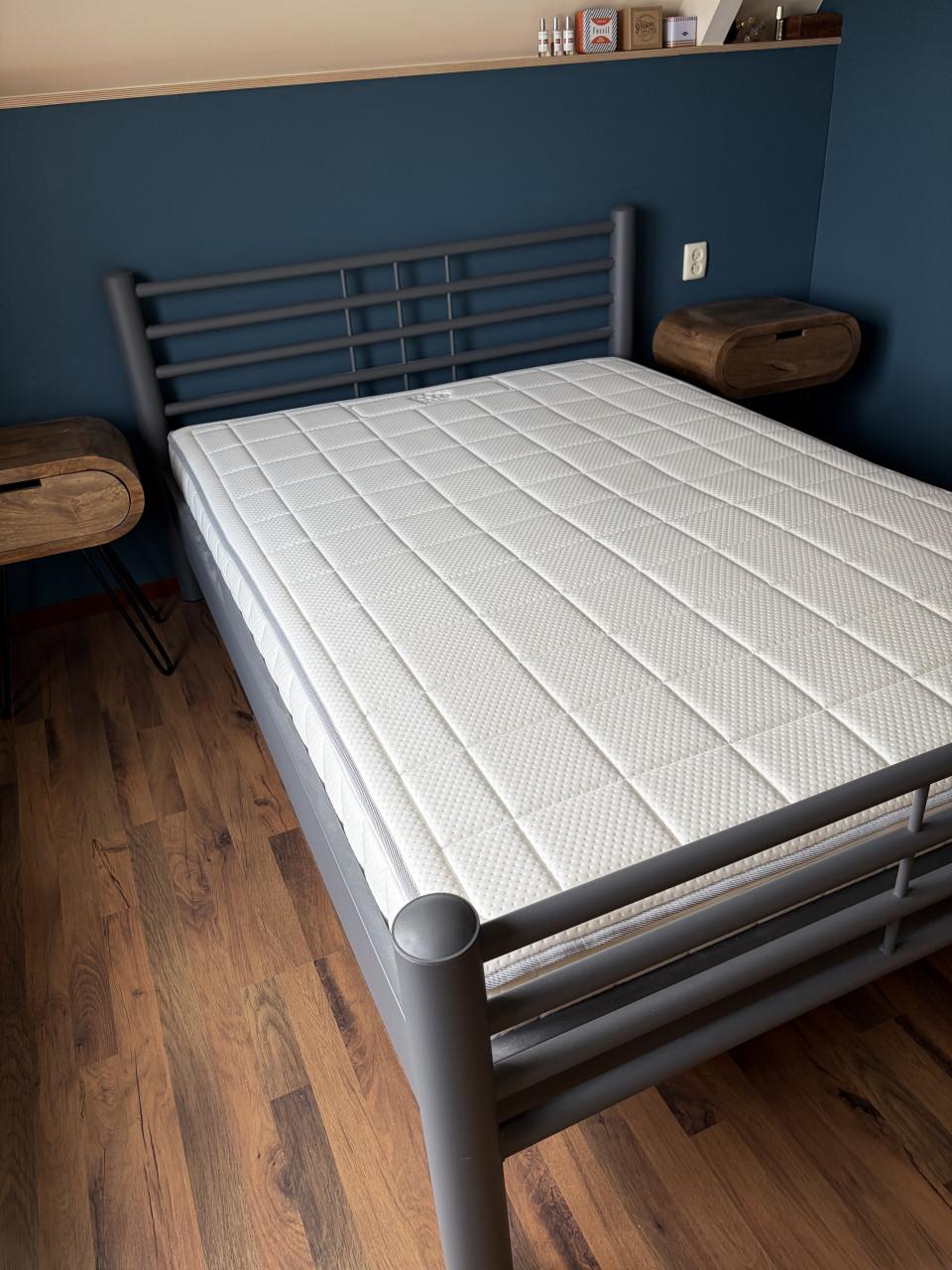 Compleet industrieel bed met nachtkastjes en auping matras