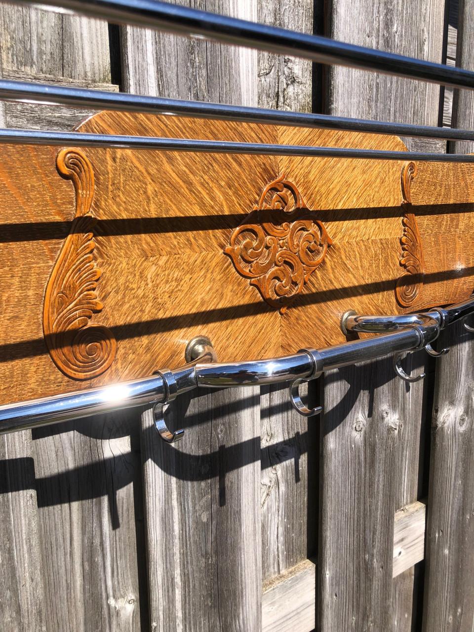 Vintage eikenhouten wandkapstok met chromen stangen en haken