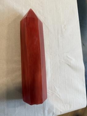 Mineralen. Obelisk van aardbeienkwarts