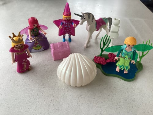 Playmobil. Verschillende poppetjes en een eenhoorn en toebehoren.