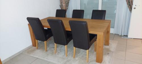Eetkamertafel + 6 stoelen