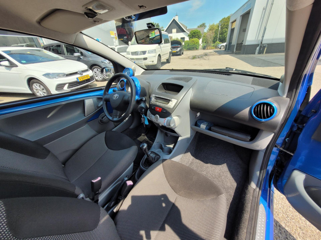 Toyota Aygo 1.0-12v dynamic blue airco