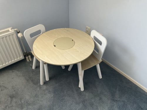 Tafeltje en 2 stoelen voor kinderen.