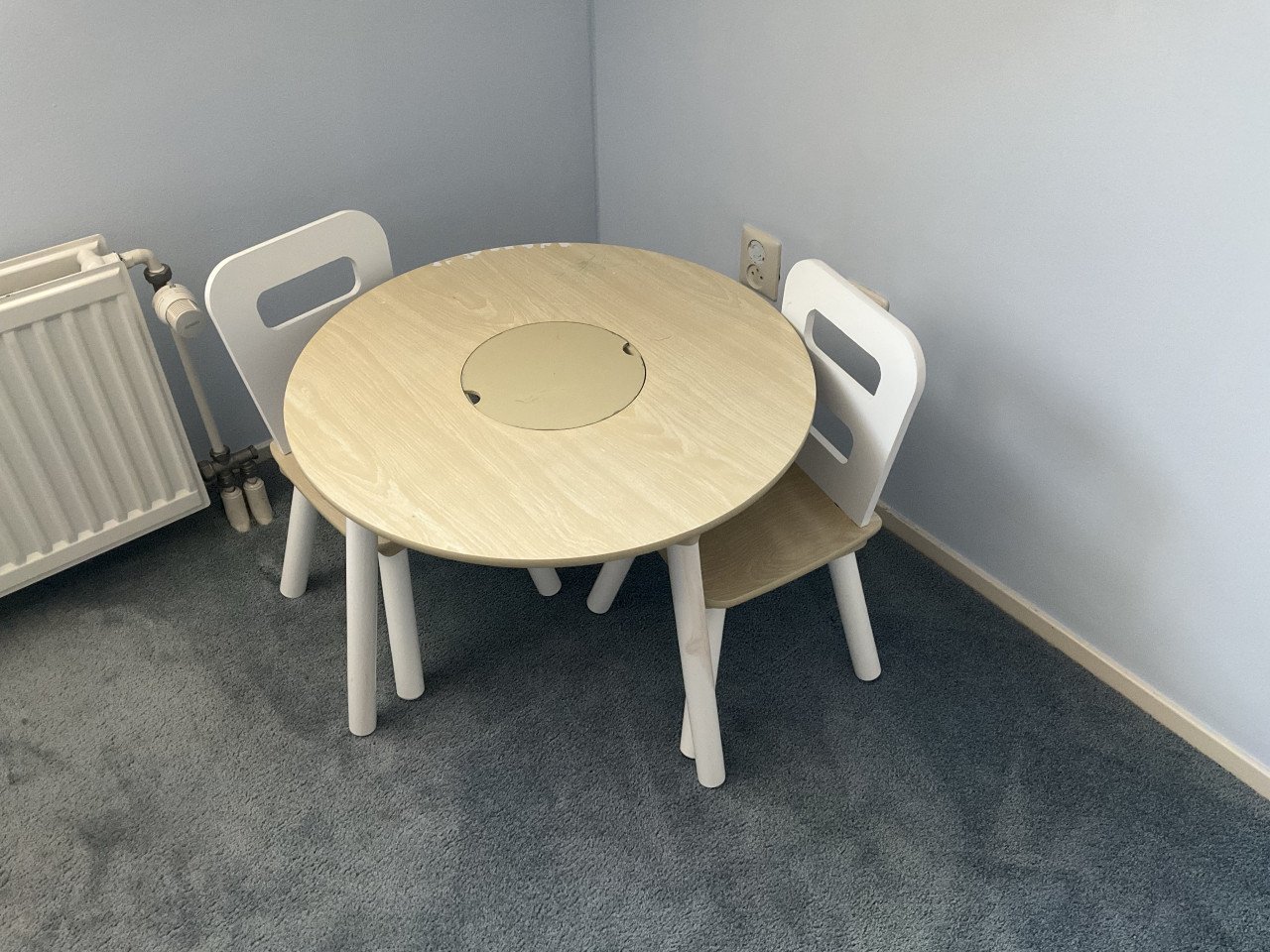 Tafeltje en 2 stoelen voor kinderen.