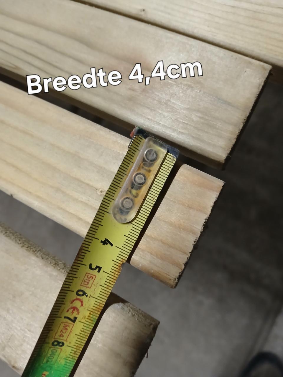 Tuinhout: 18 nieuwe schaaflatten geïmpregneerd.