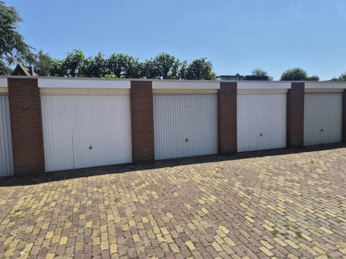Te huur garagebox inclusief gronden